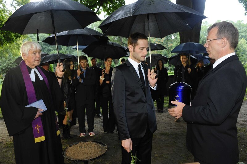 David (Lee Rychter, M.) muss von Annett Abschied nehmen … – Bild: SAT.1 /​ Oliver Ziebe