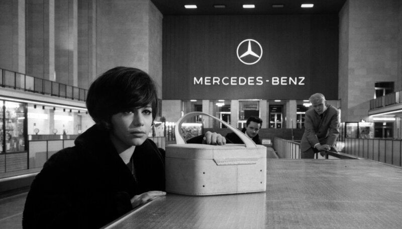 Berlin, Flughafen Tempelhof. Auf Grund eines Sturms fallen sämtliche Flüge aus. Zahlreiche Reisende sitzen in dieser Nacht am Flughafen fest. In dieser Nacht kreuzen sich ihre Lebenswege auf schicksalhafte Weise. – Das ebenso attraktive wie abgebrannte Starlet Sylvia Stössi (Hannelore Elsner) kommt frisch vom Friseur zum Flughafen und hat nun, da sie zu spät gekommen ist, ihr Recht auf ein von der Fluglinie bezahltes Hotelzimmer verwirkt. – Bild: rbb/moviemax Berlin, Flughafen Tempelhof. Auf Grund eines Sturms fallen sämtliche Flüge aus. Zahlreiche Reisende sitzen in dieser Nacht am Flughafen fest. In dieser Nacht kreuzen sich ihre Lebenswege auf schicksalhafte Weise. – Das ebenso attraktive wie abgebrannte Starlet Sylvia Stössi (Hannelore Elsner) kommt frisch vom Friseur zum Flughafen und hat nun, da sie zu spät gekommen ist, ihr Recht auf ein von der Fluglinie bezahltes Hotelzimmer verwirkt. – Bild: rbb/moviemax