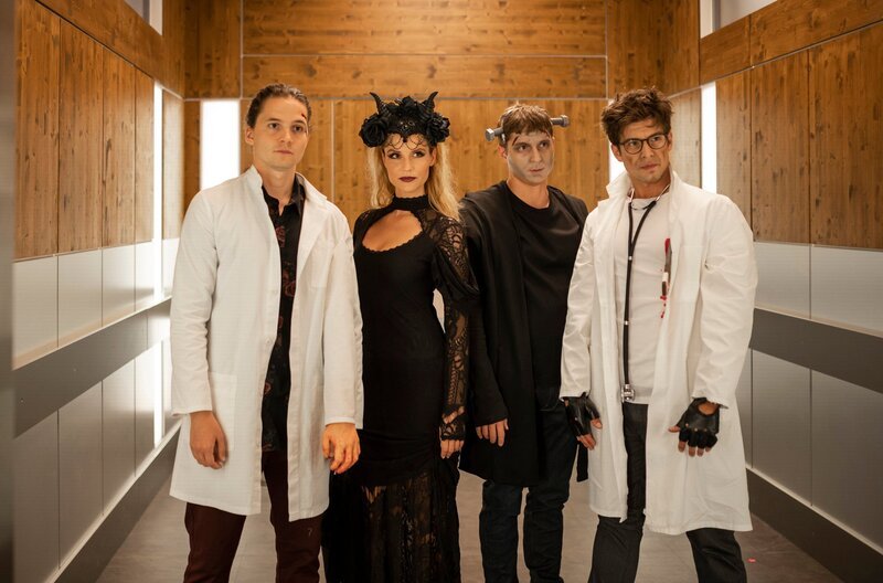 Die jungen Ärzte gehen zur nächtlichen Halloween-Party. V.l.n.r. Tom Zondek, Julia Berger, Elias Bähr und Ben Ahlbeck. – Bild: ARD/​Jens Ulrich Koch