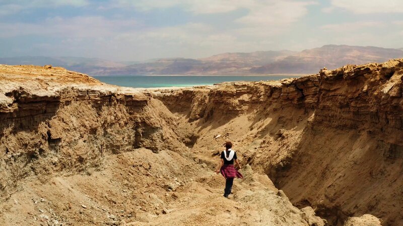 Das Tote Meer hatte einst einen viel höheren Wasserstand. In den ausgetrockneten Sedimentschichten finden Wissenschafter jahrtausendealte, mikroskopisch kleine Pollen, die Informationen über die damalige Vegetation und über Klimaveränderungen liefern. – Bild: Impossible Factual Source Moonraker /​ THE HISTORY CHANNEL