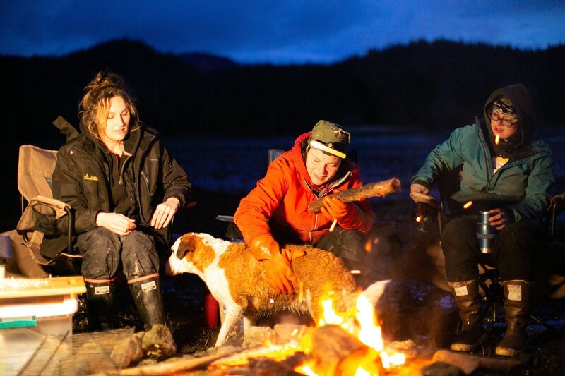 Nach einem Tag des Muschelsuchens kochen Sarah McDonald, Veronica Arrants und Breanna Miethe beim Zelten das Abendessen. (National Geographic/​Gil Cano) – Bild: Gil Cano /​ National Geographic/​Gil Cano /​ National Geographic
