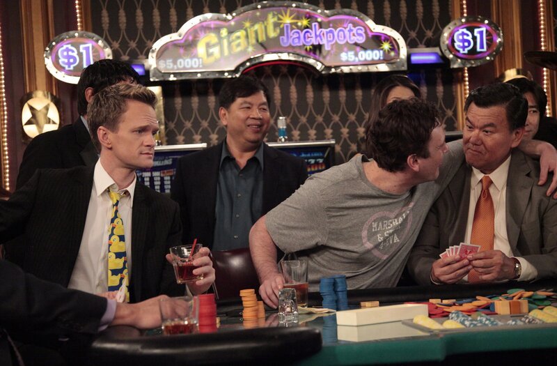 Lily schickt Marshall (Jason Segel, 2.v.r.) gemeinsam mit Barney (Neil Patrick Harris, l.) übers Wochenende nach Atlantic City. Aber während sich die beiden Männer betrinken und sich beim Glücksspiel vergnügen, setzen bei Lily die Wehen ein … – Bild: 20th Century Fox International Television Lizenzbild frei