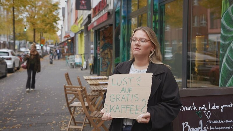Reporterin Friederike Jahn lädt Fremde zu einem Kaffee ein, um offen über Einsamkeit und zwischenmenschliche Beziehungen zu sprechen. – Bild: RTL /​ me:works /​ Raus aus der Einsamkeit