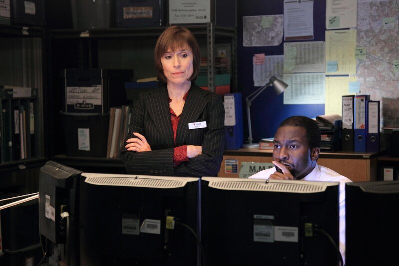 DCI Gill Murray (Amelia Bullmore, l.); DC Lee Broadhurst (Delroy Brown, r.) – Bild: Matt Squire