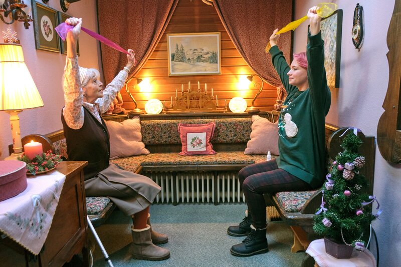 Weihnachtspäckchen ...haben alle zu tragen – Bild: ORF/​ZDF/​Jacqueline Krause-Burberg