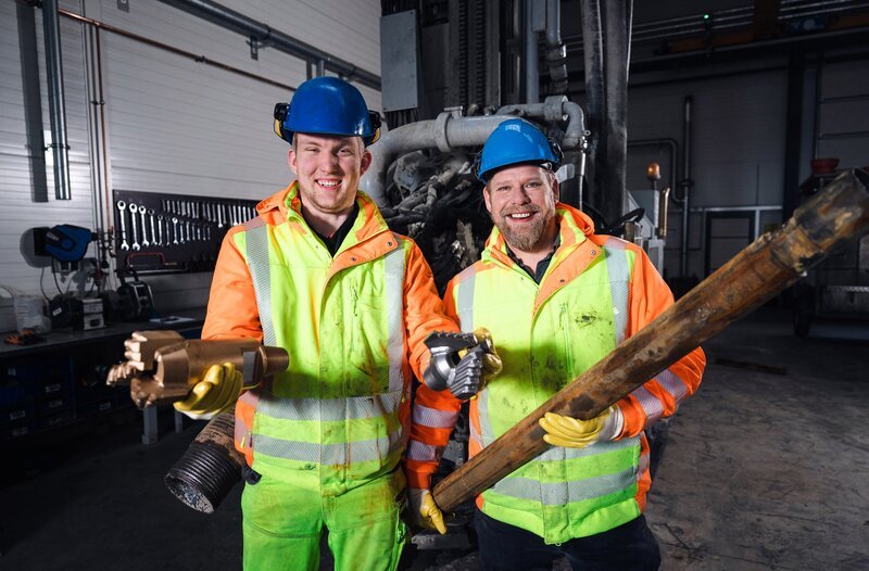 Azubi Tino (l, 19) fasziniert der Beruf des Brunnenbauers. Doch der Job ist hart und in Kombination mit der Berufsschule sehr zeitintensiv. Hobbys und Freunde bleiben da oft auf der Strecke. – Azubi Tino mit Brunnenbau-Meister Marc (r) – Bild: WDR/​Ben Knabe