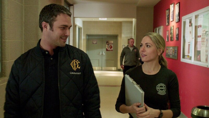 Tara Little (Brooke Nevin) ist neu im Chicago Fire Department und hat nur Augen für Kelly Severide (Taylor Kinney)! – Bild: TVNOW