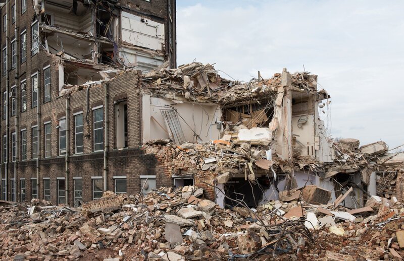 Abriss eines Ziegelgebäudes aus dem Jahre 1920. – Bild: RTL /​ Gary Colet Photography /​ Getty Images /​ Moment RF /​ Getty Images /​ Baukatastrophen