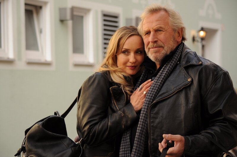 Jana und Martin in Landsberg am Lech. Von links: Jana Keller (Isabella Hübner) und Martin Kirchleitner (Hermann Giefer). – Bild: BR/​Jo Bischoff