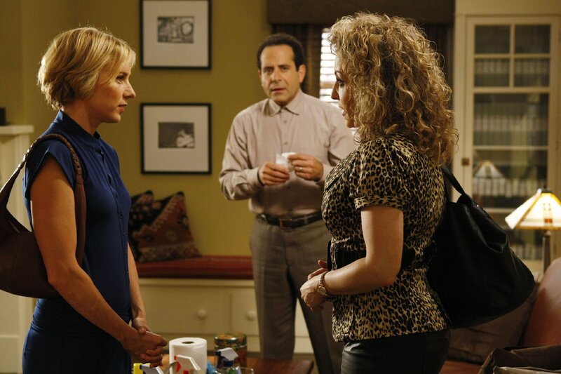 Monk (Tony Shalhoub) befürchtet nicht ganz zu Unrecht Rivalitäten zwischen Natalie (Traylor Howard, li.) und seiner damaligen Assistentin Sharona (Bitty Schram). – Bild: RTLplus