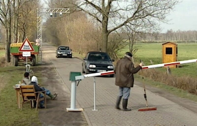 Die schönsten Filme mit versteckter Kamera aus der Unterhaltungsshow "Verstehen Sie Spaß?". Lachen ist angesagt, wenn Menschen - darunter auch viele Prominente - mit Hilfe der Lockvögel in die Spaßfalle tappen. – Bild: SWR Die schönsten Filme mit versteckter Kamera aus der Unterhaltungsshow "Verstehen Sie Spaß?". Lachen ist angesagt, wenn Menschen - darunter auch viele Prominente - mit Hilfe der Lockvögel in die Spaßfalle tappen. – Bild: SWR