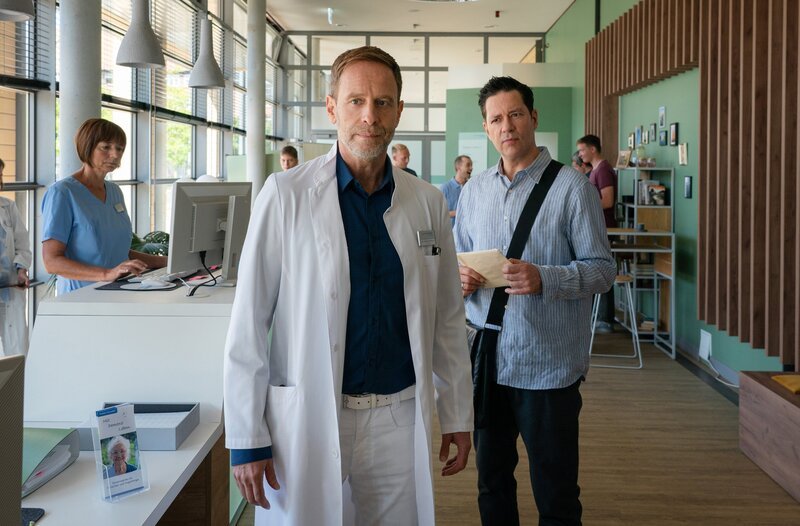 Dr. Philipp Brentano (Thomas Koch, re.) wollte Dr. Kai Hoffmann (Julian Weigend, li.) beim Kindergeburtstag dessen Sohnes Emil unterstützen. Als Kai seinem Freund klar macht, warum er dieses Versprechen nicht einhalten konnte, ist Philipp ziemlich vor den Kopf gestoßen. – Bild: MDR/​Saxonia Media/​Steffen Junghans