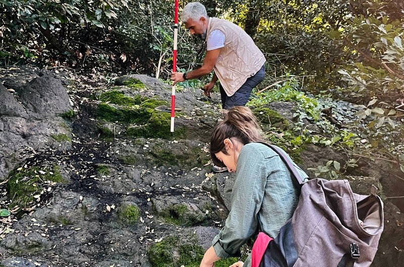Die türkischen Archäologen Salih Kaymakci und Tugce Zinal haben eine Steintreppe gefunden. Ob diese zu einem Amazonentempel gehört? – Bild: phoenix/​ZDF/​Madeleine Dallmeyer