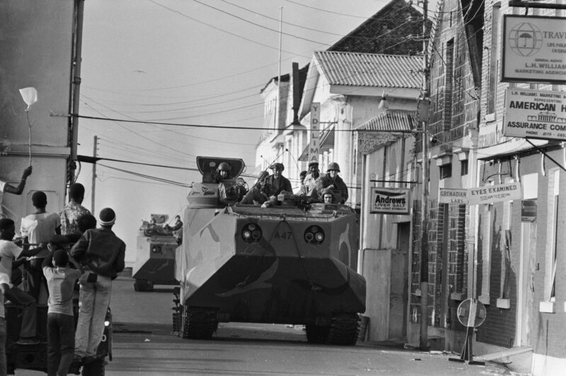 A US armored personnel carrier patrols the streets of St. George’s, Grenada during the Grenada Invasion. – Bild: Bettmann /​ Bettmann Archive