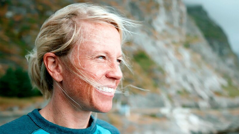 Outdoorleben: Kari betreibt ein Wassersportzentrum und lebt mit ihrem Hund im Campingbus. Hauptsache kein Nine-to-five-Job. – Bild: NDR /​ NDR Presse und Information