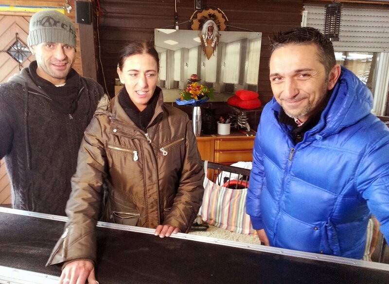 Foto, v.li.: Sascha, Alexandra und Trödelexperte Mauro Corradino – Bild: RTL Zwei