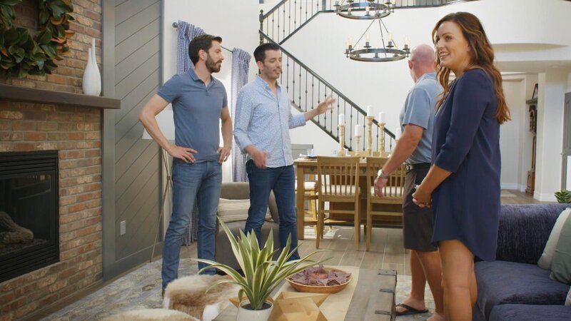 Jonathan und Drew mit einem potenziellen Hauskäufer. – Bild: Warner Bros. Discovery