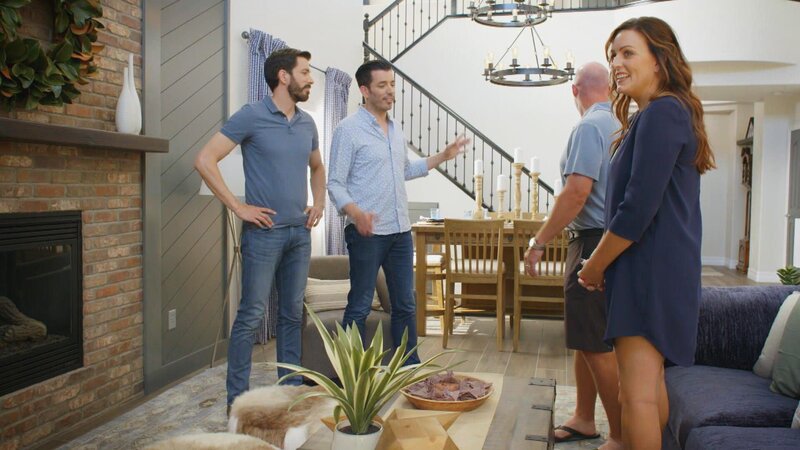 Jonathan und Drew mit einem potenziellen Hauskäufer. – Bild: Warner Bros. Discovery