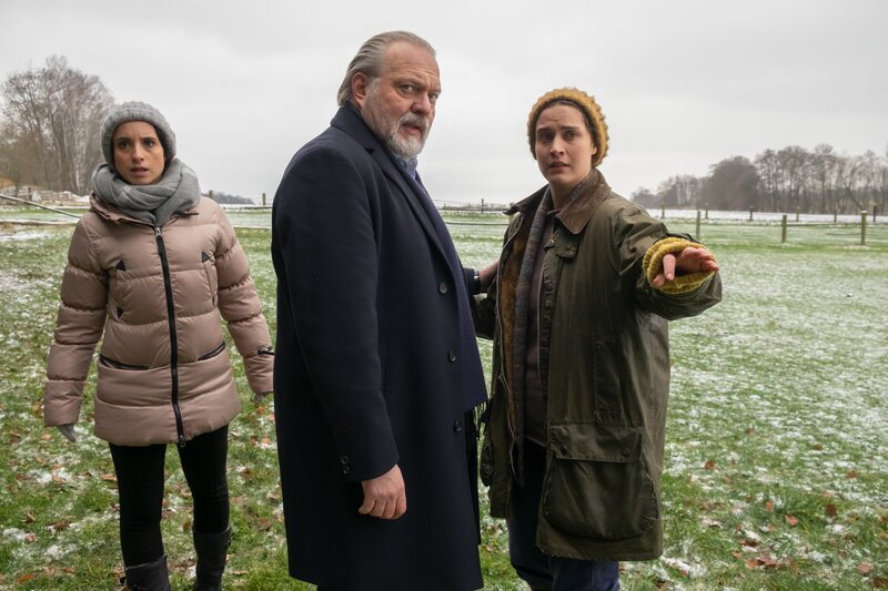 Sammy (Morgane Ferru, r.) bittet Annabell Lorenz (Stephanie Stumph, l.) und Hauptkommissar Richard Voss (Jan-Gregor Kremp, M.) um Hilfe. – Bild: Erika Hauri /​ ZDF