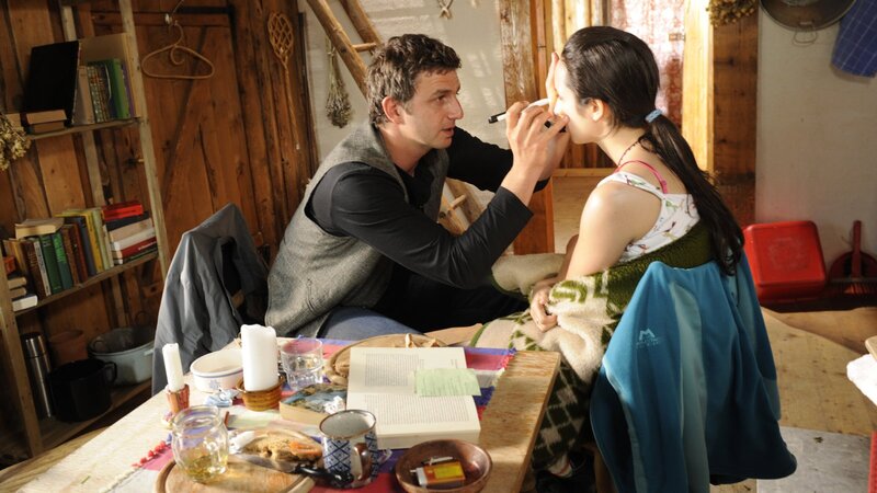 Jana Feldermann (Stephanie Stumph) fühlt sich krank und hat Dr. Martin Gruber (Hans Sigl) zur Hilfe gerufen. Ihre Krankheit scheint allerdings nicht ihr einziges Problem zu sein. – Bild: ZDF und Thomas R. Schumann