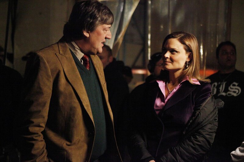 Kann Dr. Gordon Wyatt (Stephen Fry) Brennan (Emily Deschanel) bei der Aufklärung ihres schwierigen Falles helfen? – Bild: RTL /​ Fox /​ Requiem für eine Requisite