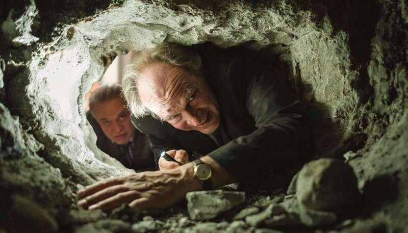 Die Monstranz ist weg. Kluftinger (Herbert Knaup) und Hefele (Jockel Tschiersch) suchen nach den Räubern. – Bild: SWR/​ARD Degeto/​BR/​Hendrik Heiden
