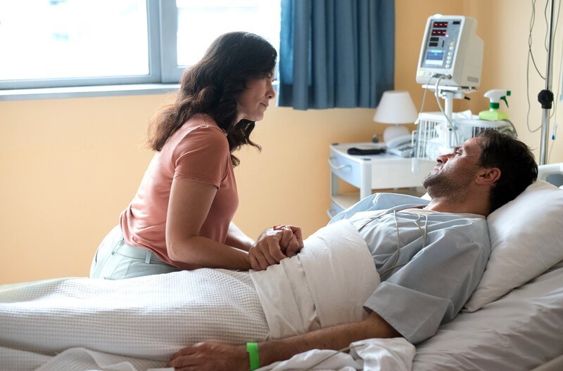 Sevim (Idil Üner) ist froh, dass Steffen (Michael Rotschopf) lebt. – Bild: ARD Degeto/​Marilena Anastasiadou