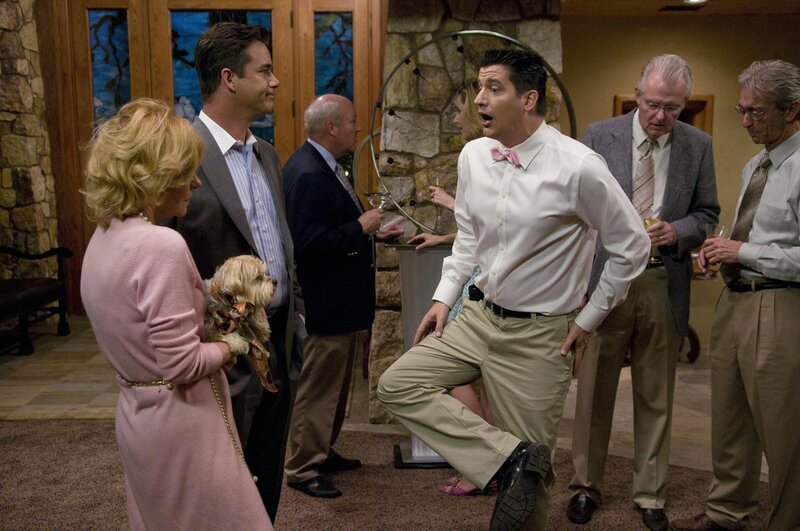 Tony Carolla (Daran Norris, 2.v.l.); Ron Donald (Ken Marino, M.) – Bild: Starz Entertainment, LLC /​ Colleen E. Hayes