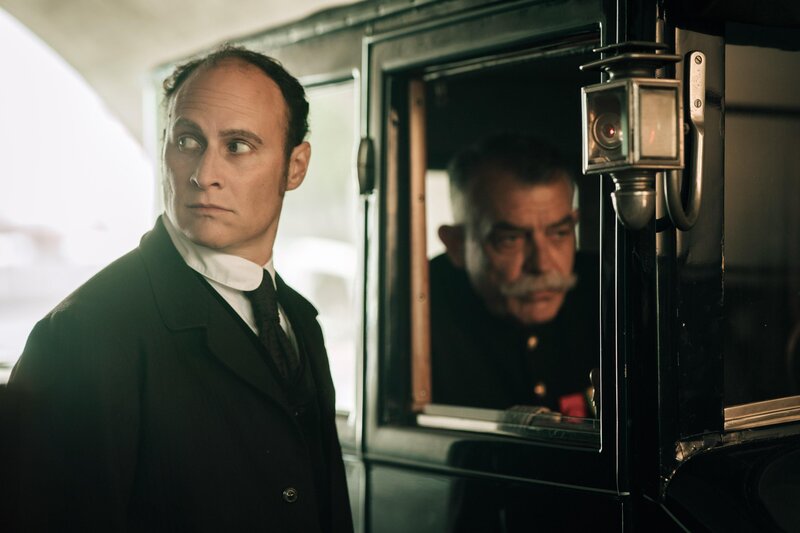 Mirreau (Noam Morgensztern, l.); General Joffre (Stefan Godin, r.) – Bild: FEDERATION STUDIOS – ESPRITS FRAPPEURS /​ CANAL+ /​ Caroline Dubois