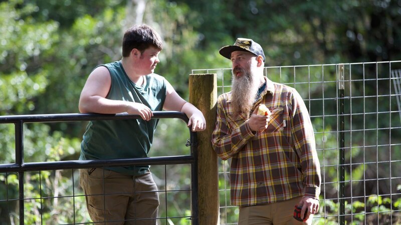 Matt Raney and Jonah Hult talking during a break from building the new pig pen and goat pen. – Bild: Warner Bros. Discovery, Inc. or its subsidiaries and affiliates