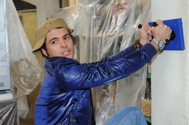 Maik (Sebastian König) hasst Jérôme. Und das nicht, weil er ein begnadeter Designer ist. Sondern weil Paloma ihn scheinbar ganz nett findet … – Bild: Claudius Pflug