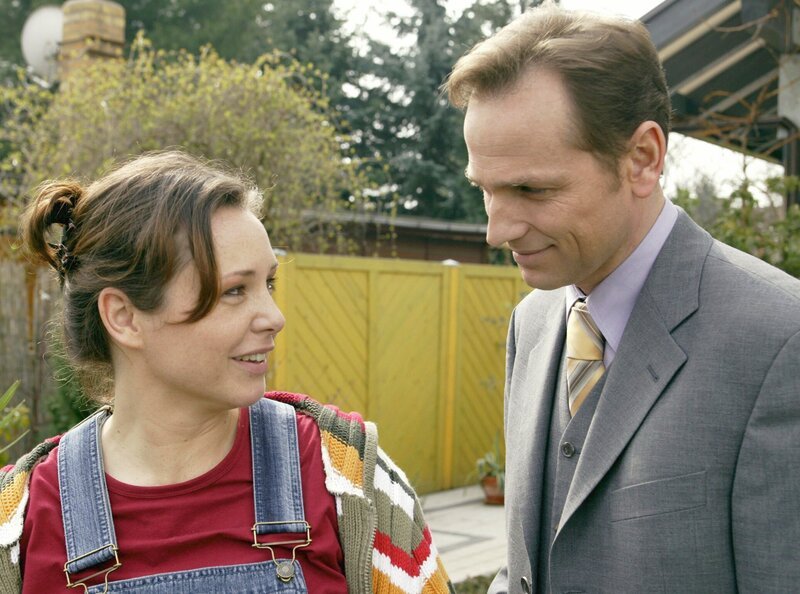 MDR Fernsehen IN ALLER FREUNDSCHAFT FOLGE 231, „Familienprobleme“, am Samstag um 15:10 Uhr. Das jung verheiratete Paar, Tina (Gabriele Völsch) und Holger Krauss (Frank Behnke), erwartet in wenigen Monaten ihr erstes Kind. Der erfolgreiche Anwalt Holger Krauss war vor der Ehe mit Tina bereits verheiratet. Nach sieben Jahren Ehe hat er sich von seiner Frau Claudia getrennt. – Bild: MDR/​Krajewski