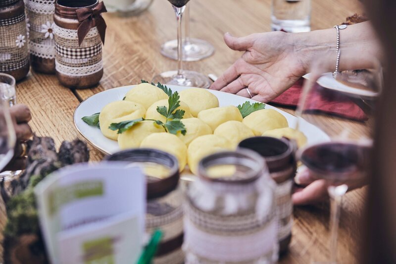 Die selbstgemachten Kartoffelklöße werden serviert. – Bild: Philipp Thurmaier /​ BR /​ megaherz gmbh