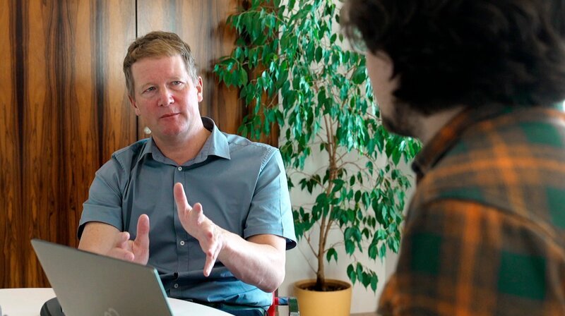 Prof. Dr. Veit Roessner ist Klinikdirektor der Kinder- und Jugendpsychiatrie am Uniklinikum in Dresden. – Bild: MDR/​Alexander Nowotny