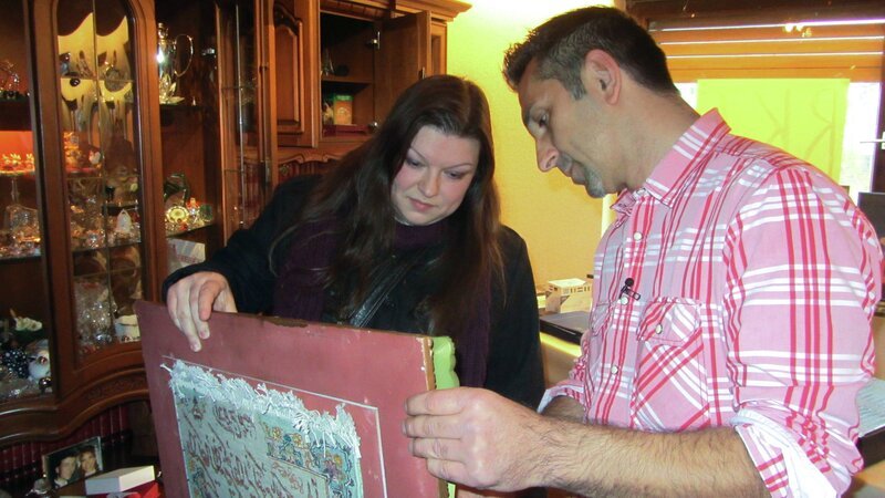 Trödelprofi Mauro mit einer interessierten Kundin beim Hausflohmarkt – Bild: RTL II