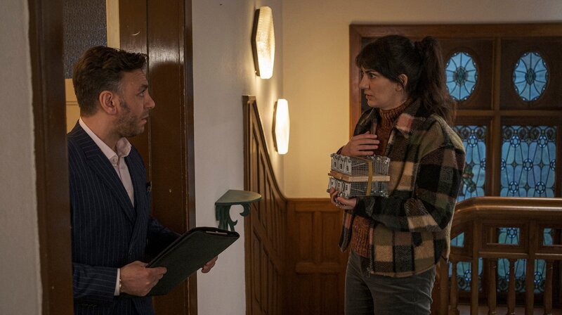 Geht alles mit rechten Dingen zu im Nolden-Haus? Mehmet (Cem Ali Gültekin) und Lena Helbing (Joanna Kitzl) sind irritiert. – Bild: NDR/​Gordon Timpen