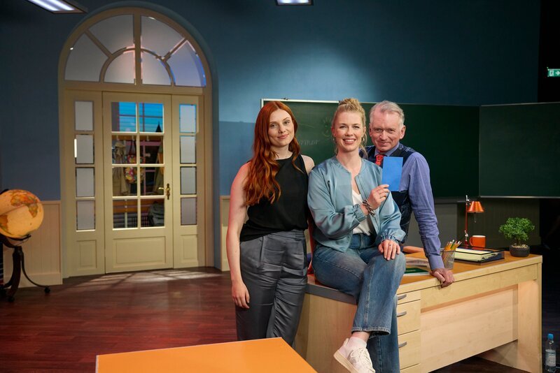 Von links: Lara Ermer, Christine Eixenberger und Christian Springer. – Bild: Martina Bogdahn /​ Constantin Entertainment GmbH, BR /​ Constantin Entertainment GmbH/​BR/​Martina Bogdahn