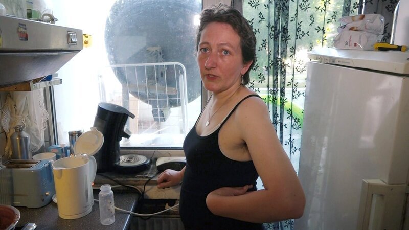 Conny ist bereits seit 22 Jahren auf staatliche Hilfe angewiesen – Bild: RTL Zwei