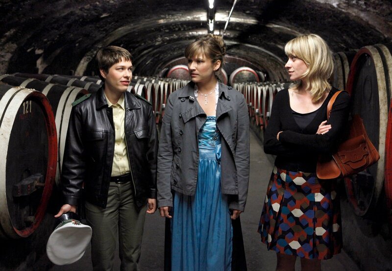 Sophie Haas (Caroline Peters, r.) und Bärbel Schmied (Meike Droste, l.) treffen im Weinkeller die Weinkönigin Julia Jahn (Julischka Eichel, M.). Was weiß sie über das „Dornfelder Schieferchen“? – Bild: Sky Krimi