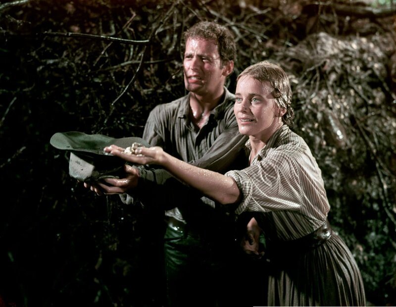 Glücksfund: Rune (Ben Piazza) und Elizabeth (Maria Schell) entdecken haufenweise Gold.; Zur ARTE-Sendung Der Galgenbaum 6: Glücksfund: Rune (Ben Piazza) und Elizabeth (Maria Schell) entdecken haufenweise Gold. © Warner Bros. Foto: ARTE Honorarfreie Verwendung nur im Zusammenhang mit genannter Sendung und bei folgender Nennung „Bild: Sendeanstalt/​Copyright“. Andere Verwendungen nur nach vorheriger Absprache: ARTE-Bildredaktion, Silke Wölk Tel.: +33 3 881 422 25, E-Mail: bildredaktion@arte.tv – Bild: Warner Bros.