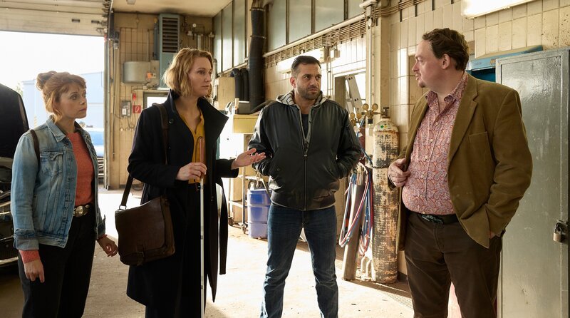 Romy Heiland (Christina Athenstädt, 2.v.l.) und Tilly Vogel (Sina Reiß, l.) befragen den Mandanten Goran Parlov (Kai Schumann, 2.v.r.) und Heiko Ronsiek (Sascha Nathan, r.), Chef des Limousinen-Service, wie das Kokain in den Kofferraum gelangt sein könnte. – Bild: ARD/​Rudolf Wernicke