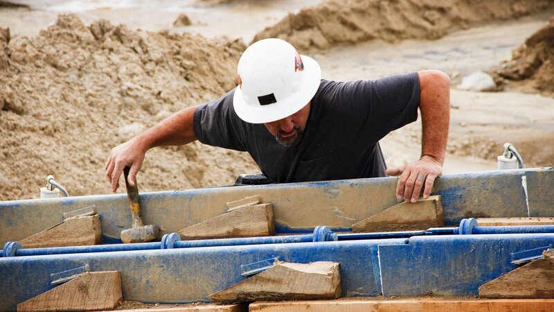 Dave Turin work on the sluice box. – Bild: DMAX