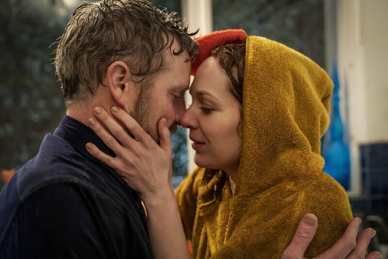 Matt (Stephen Curry, l.); Lauren (Katherine Parkinson, r.) – Bild: ProSiebenSat.1 Media SE