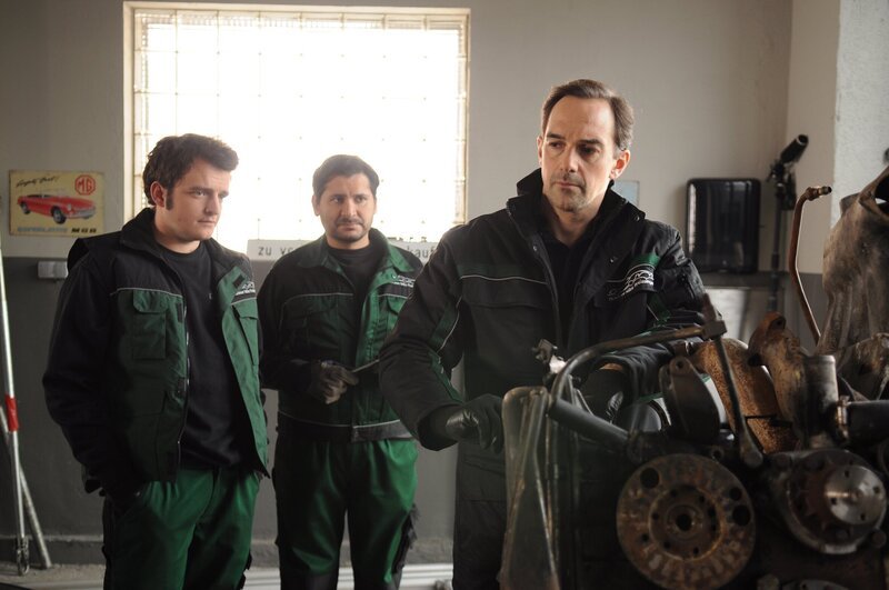 Flori und Tuncay sind wenig begeistert von Mikes Bitte um eine Zusatzschicht am Wochenende. Von links: Florian Brunner (Tommy Schwimmer), Tuncay Kaya (Levent Özdil) und Mike Preissinger (Harry Blank). – Bild: BR/​Jo Bischoff