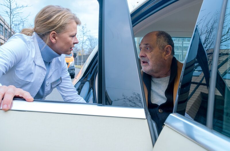 Dr. Ina Schulte (Isabell Gerschke) kann ihren Vater Ewald (Jürgen Haug) gerade noch aufhalten. Ewald hat Alzheimer und Darmkrebs im Endstadium. Angeblich will er seiner 6-jährigen Tochter Ina unbedingt schwimmen beibringen. – Bild: MDR/​Saxonia Media/​Sebastian Kiss