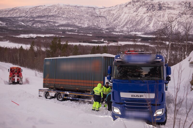 Ein Lastwagen ist auf einem Hügel in Finnsnes ins Rutschen geraten, seitwärts stehen geblieben und muss gerettet werden, in der Nähe eines Militärschießplatzes in Sætermoen. – Bild: The National Geographic Channel