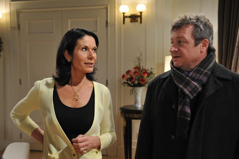 Doris (Simone Ritscher, l.); Kommissar Meyser (Christoph Krix, r.) – Bild: Ann Paur