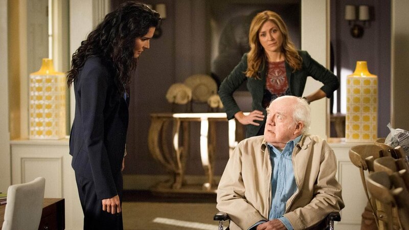 Wird Maura (Sasha Alexander) ihrem Großvater Patrick Doyle Sr. (Richard Herd), einen gefürchteten Gangsterboss, bei sich aufnehmen und ihm verzeihen? Auch Jane (Angie Harmon, l.) muss eine schwere Entscheidung treffen. – Bild: TVNOW /​ Warner Bros. Ent.