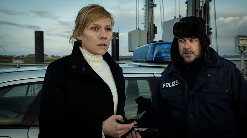 Julia Grosz (Franziska Weisz) und Polizeichef Recker (Christoph Tomanek) machen sich Sorgen. – Bild: NDR/​Christine Schroeder