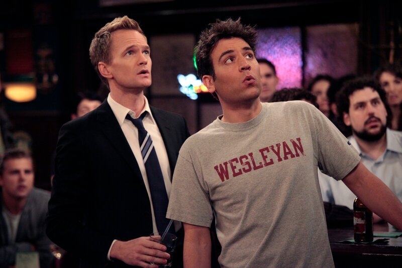 Barney (Neil Patrick Harris, l.) versucht, Ted (Josh Radnor, r.) dazu zu bringen,  mit ihm eine legendäre Nacht nach der anderen zu erleben … – Bild: CBS BROADCASTING INC.